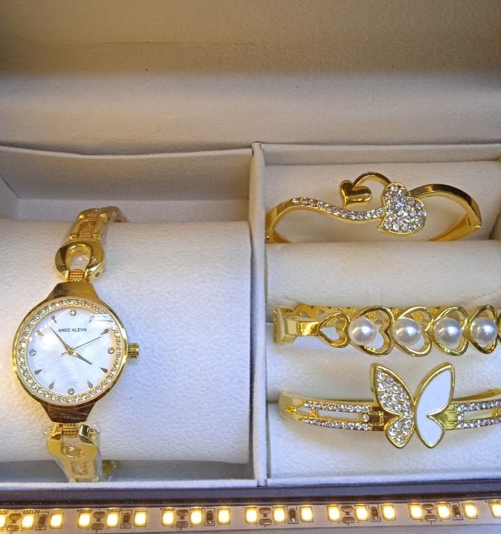 Time Luxe Women Watch ©