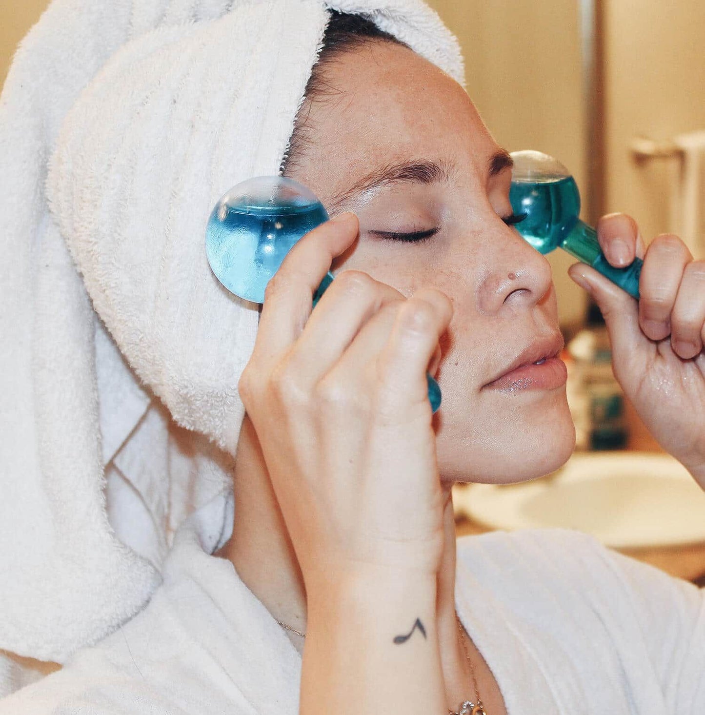 Benefit Cosmetics - Facial Ice Roller Globes ©